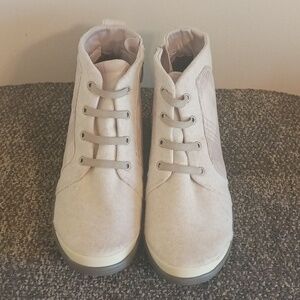 Bzees women's cream and tan plaid kickback ankle boot size 11